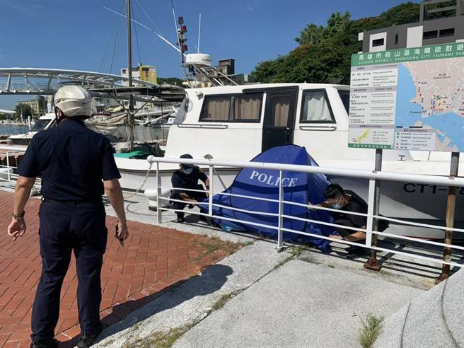 高雄鼓山区第一船渠自行车人行专用桥下12日上午有民眾发现女浮尸。警方鑑识人员已到场採证，将进一步确认死者身份及落水原因。（高市鼓山分局提供／袁庭尧高雄传真）