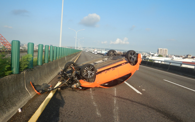 橙色自小客超车不慎，擦撞前车180度翻覆。（叶庭欣/翻摄）
