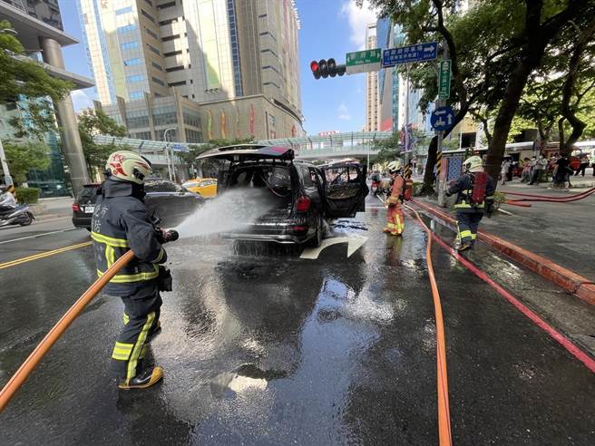 新北市板橋區中山路上午發生火燒車事故。（民眾提供）