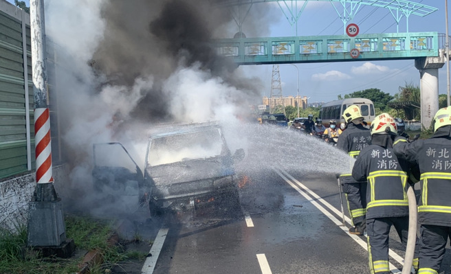 小货车在土城摆接堡路上突然起火燃烧。(叶庭欣/翻摄)
