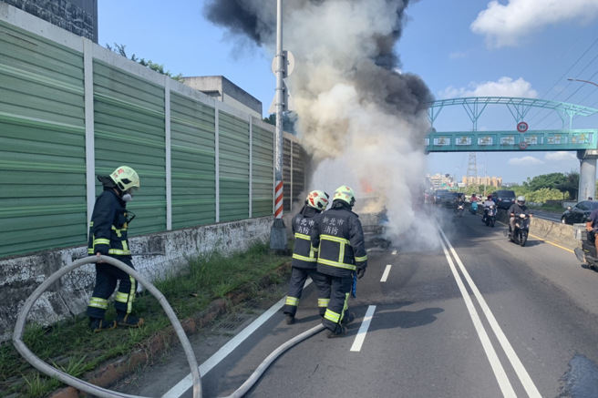 小货车在土城摆接堡路上突然起火燃烧。(叶庭欣/翻摄)
