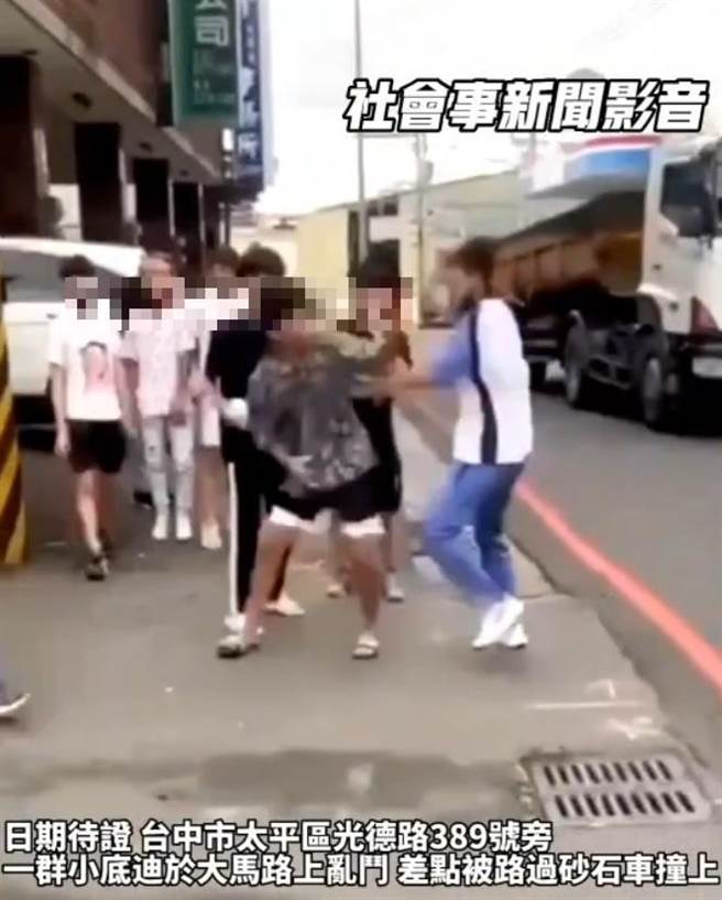 2名国中生在路上一言不合下爆发肢体衝突。（摘自《社会事新闻影音》）