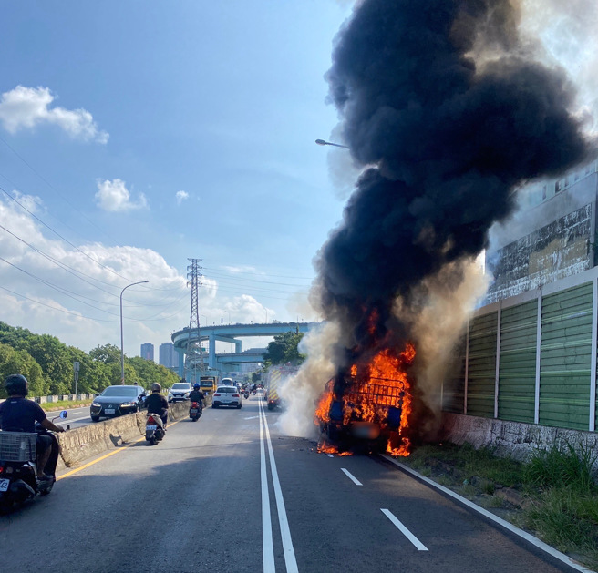 小货车在土城摆接堡路上突然起火燃烧。(叶庭欣/翻摄)
