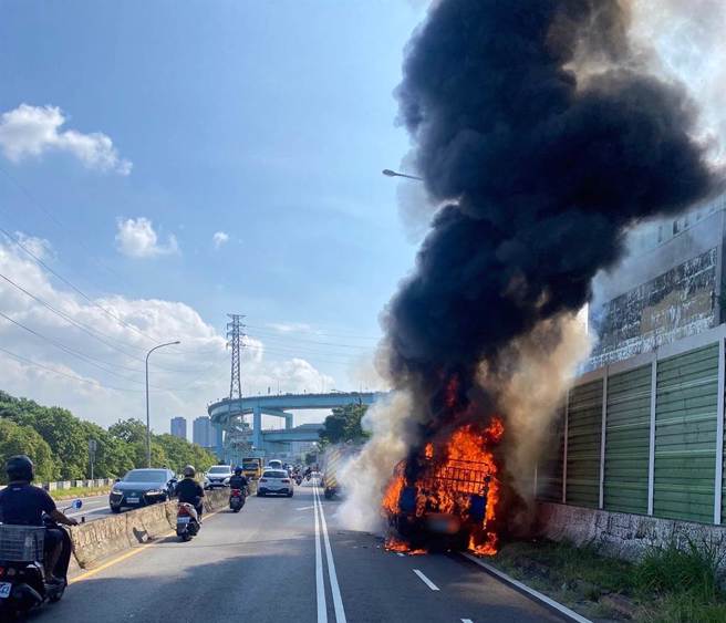 新北市土城區擺接堡路小貨車自燃。（民眾提供）
