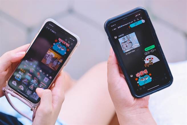 高雄市政府推出「來聊療—2022文博台設在高雄」限定貼圖，上架一周便衝破LINE貼圖排行，來到了第5名。（高市文化局提供／楊舒婷高雄傳真）