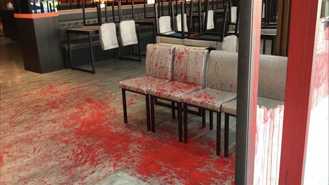 新竹市东南街餐厅12日凌晨4点多近5点时遭砸店泼漆。（读者提供／王惠慧新竹传真）