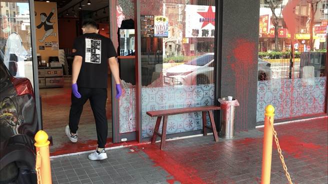 新竹市东南街餐厅12日凌晨4点多近5点时遭砸店泼漆。（读者提供／王惠慧新竹传真）