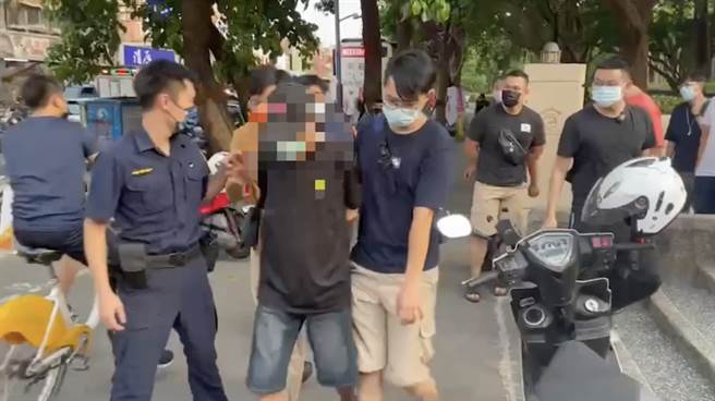 董嫌万万没想到，身旁有一群穿着便服的休假警员，其中还有人认出他是辖内惯窃。（警方提供）