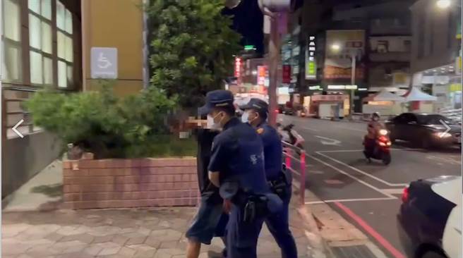 警方将董嫌带回派出所侦办。（警方提供）