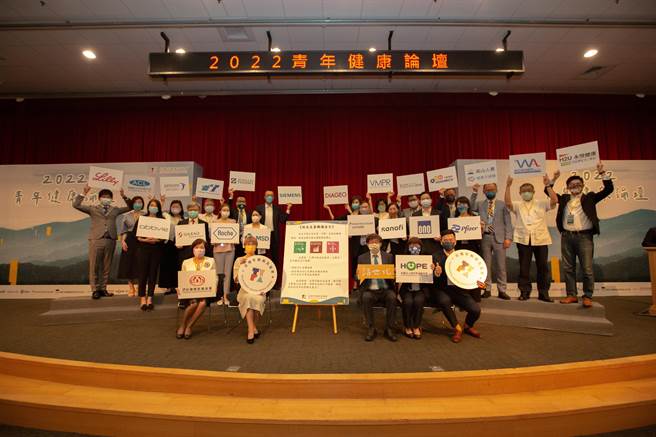 台湾年轻病友协会今举办「青年健康论坛」，在台湾癌症基金会、癌症希望基金会和台湾年轻病友协会的见证下，共有21家企业签署《病友友善职场宣言》。（台湾年轻病友协会提供）