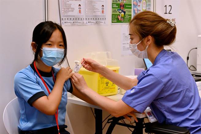 香港青少年接種新冠疫苗。（香港政府新聞處資料照）