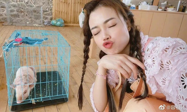 天后容祖兒近日參與陸綜，錄製期間吃光光1盤豬食，工作人員都擋不住。（圖/攝取自容祖兒微博）

