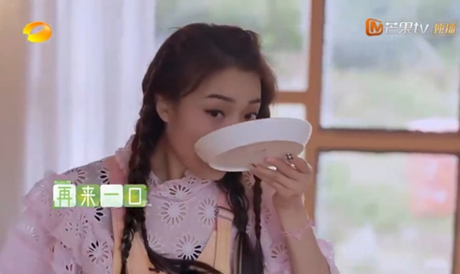 耐心炮製的豬糧讓容祖兒頻頻點頭，一口又一口不停吃。（圖/微博）