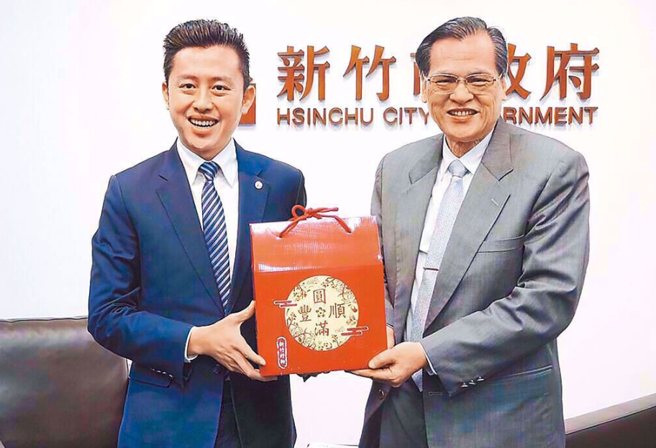 陳明通(右)因曾擔任林智堅(左)指導教授，如今遭人檢舉違反學術倫理。（資料照）