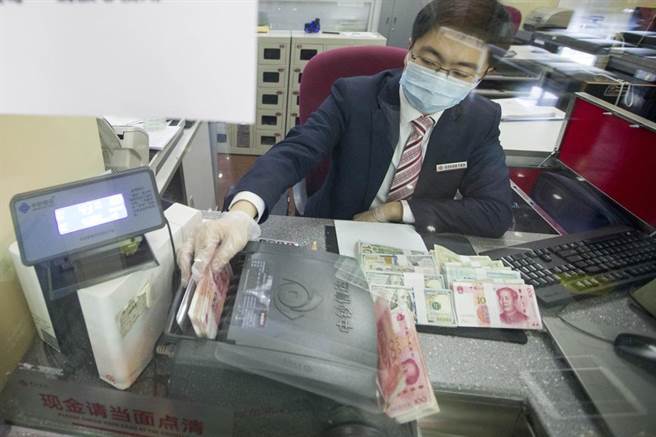 大陸學者呼籲，人民幣應當與其他全球貨幣共同約束美元貨幣體系「過度彈性」與「過度特權」問題，讓美元體系公平、負責些。（摘自中新社）