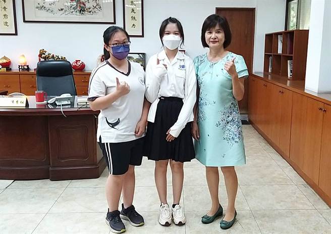 傅宜桢（左）、王泱淇（右）和校长陈香妘合照。（彰化女中提供／吴敏菁彰化传真）