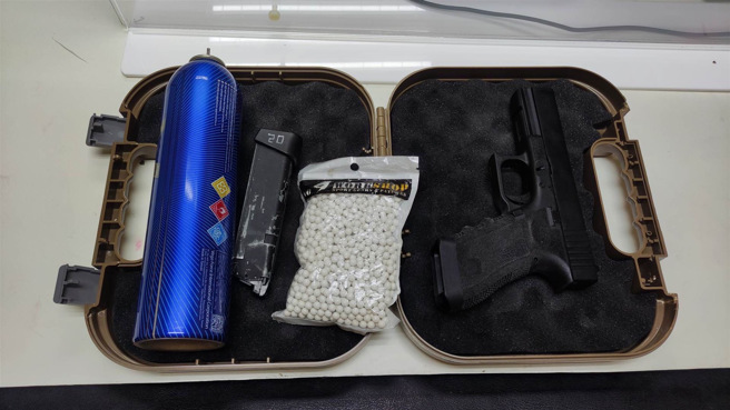 警方查扣1把仿克拉克空气动力手枪。(叶庭欣/翻摄)
