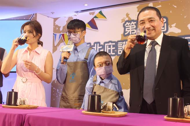 新北市长侯友宜与艺人莎莎携手推销庇护工场的咖啡礼盒。（陈慰慈摄）