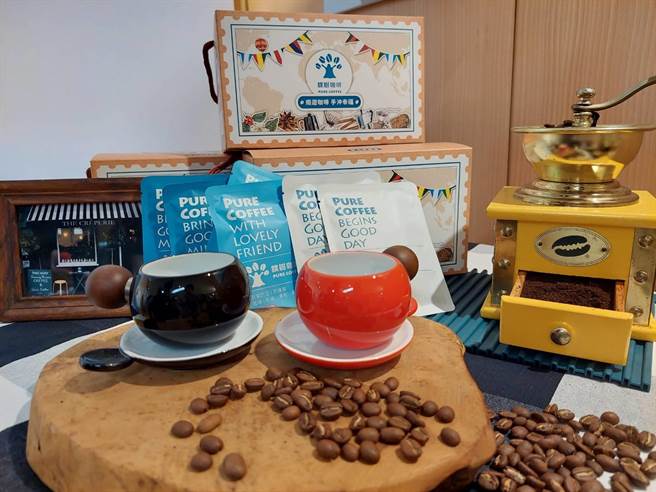 提供身心障碍者工作机会的胜利基金会，设立朴树咖啡树林店以「爱」与「分享」为核心理念，打造「瘾游咖啡 手冲幸福」咖啡滤挂包礼盒。 （陈慰慈摄）