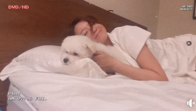 圤智雨晒出李妍憬的影片，只见她呈现「下衣失踪」状态，翻身时直接让内裤走光。(戏引子 圤智雨脸书)