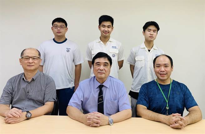 台北市私立延平高中在各领域顶大热门校系录取人数再创高峰，衝出亮眼成绩，后排左起为录取台大电机的毛韦翰、台大医学系的林煜翔、台大电机的李柏贤，前排左起为延平高中副校长、校长、教务主任。（延平高中提供／张芷瑜台北传真）