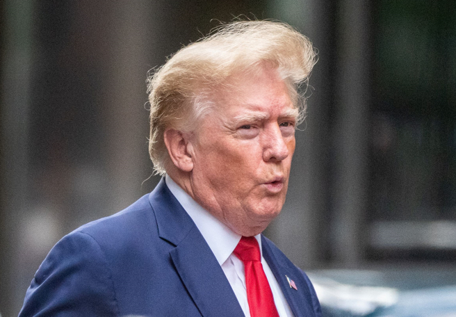 美国前总统川普10日离开纽约市川普大楼（Trump Tower）的神情。（路透）