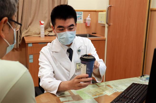 医师李宜轩提醒病人咖啡因与药物的交互作用，及每日咖啡因摄取量上限。（台中慈济医院提供／陈淑娥台中传真）