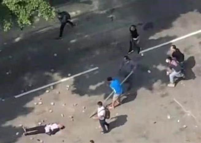 香港修例风波无辜长者被砸身亡案宣判：两男子改依暴动罪成，各获刑5年半。图为案发时，罗伯被暴徒扔砖砸中倒地。（北京日报客户端）