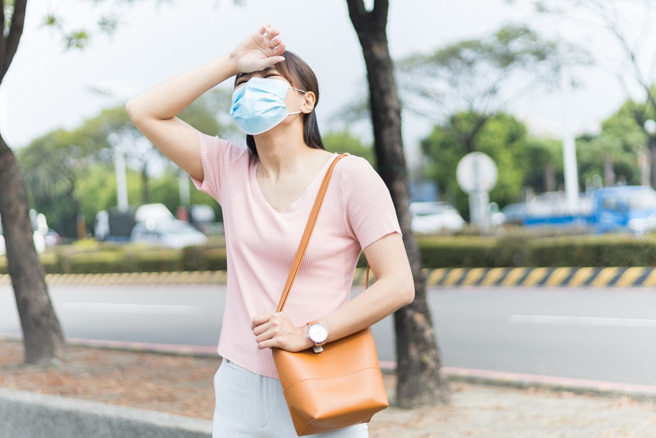 皮肤科医师指出，潮湿闷热的气候容易引起细菌性毛囊炎，千万不可不慎。（示意图／达志影像）