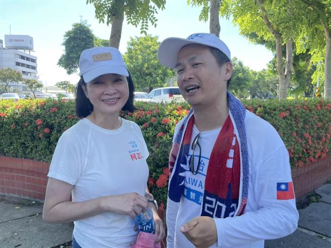 国民党前台北市议员罗智强发起祈福走台湾活动，他12日步行高雄，国民党高雄市长参选人柯志恩一早与罗智强会合，从国立科工馆步行至凤山北门公园。（洪浩轩摄）