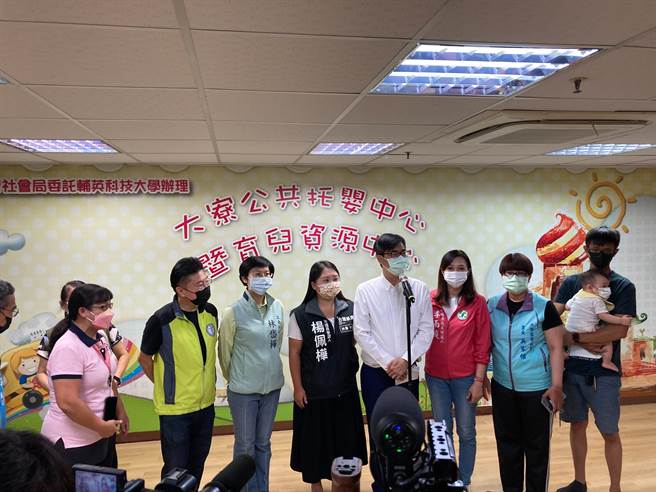 高雄市政府今天又增添一名主播级美女发言人周璟瑜，上午她跟随市长陈其迈视察大寮公共托育中心，陈其迈形容她是「我们高雄的女孩」。(林雅惠摄)