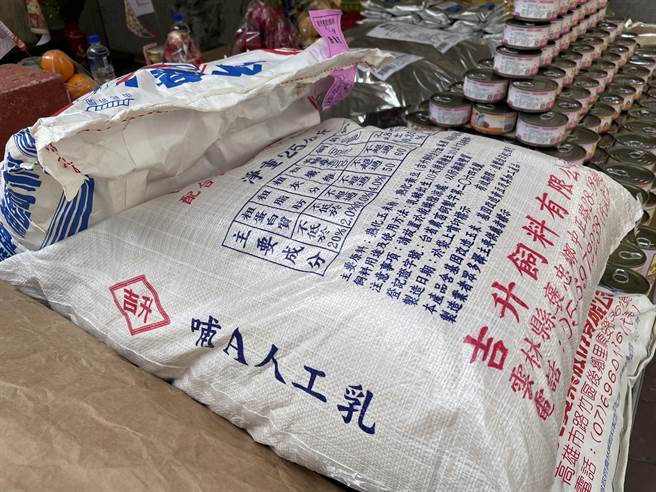 嘉义县家畜疾病防治所今举办一场别开生面的「兽魂碑」中元感恩祈福祭典，供桌上摆满牧草、犬猫罐头、动物饲料等各式动物食品。（吕妍庭摄）