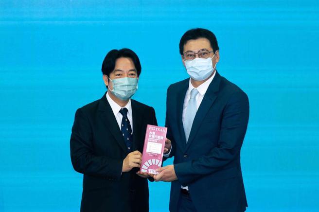 （元太荣获台湾永续行动奖，一举囊括金银铜三项大奖。元太董事长李政昊（右）亲自领奖。图／元太提供）