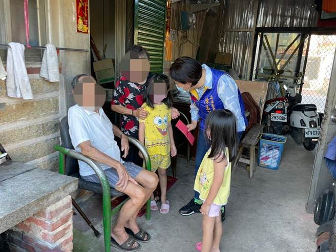 金门金寧乡安岐许姓村民一家人遽遭生活困境，立委陈玉珍介入关怀，帮忙暂度难关。（立委陈玉珍办公室提供）