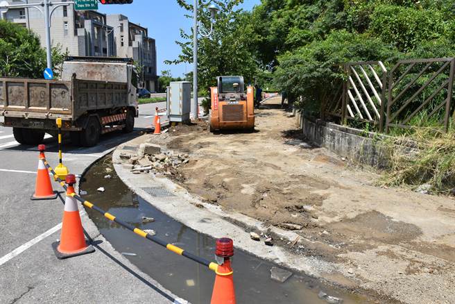 台积电新厂所在的科专7路目前施作人行道改善工程。（谢明俊摄）