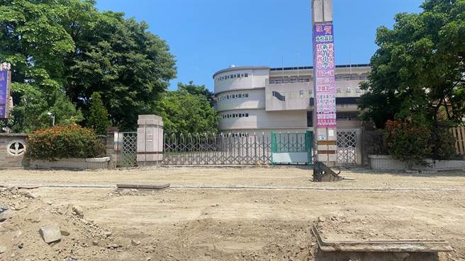 竹南镇照南国中、小学前人行道目前正在全面翻新。（谢明俊摄）