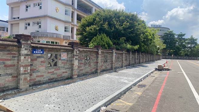 竹南镇照南国中、小学周边人行道目前正在全面翻新。（谢明俊摄）