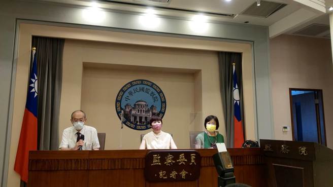 監委林國明(左)、葉大華(中)、紀惠容(右)糾正台東縣政府。(邱新博攝)