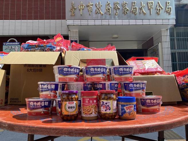 今天是中元普渡，大甲警分局以「花生酱、破朴子及炸酱麵」祭拜好兄弟。（警方提供／陈淑娥台中传真）