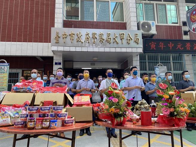 今天是中元普渡，大甲警分局长吴燕山率领同仁祭拜好兄弟。（警方提供／陈淑娥台中传真）