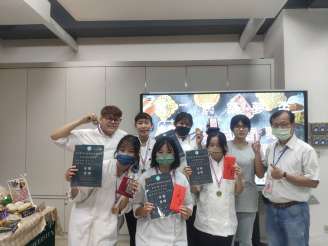 嘉药餐旅系2022第二届筑梦杯中式麵点伴手礼竞赛获得佳绩。(照片/嘉南药理大学提供)