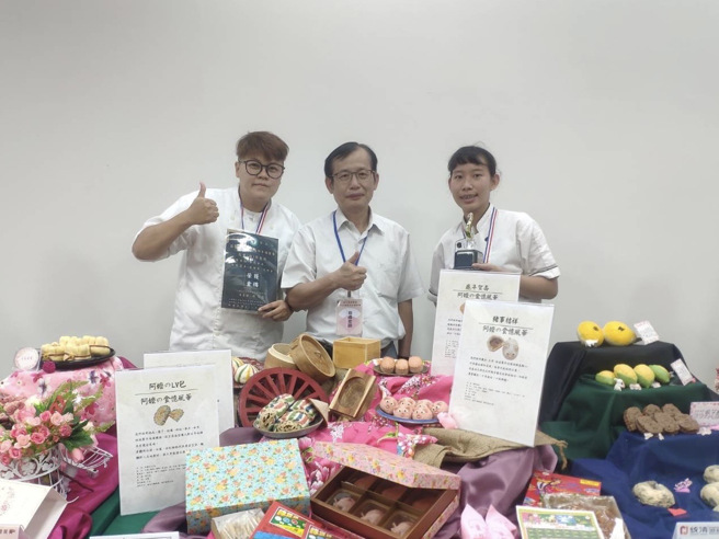 嘉药餐旅系郑郁洁同学(右)与毕业学姊蔡佩君(左)以「阿嬷の食忆风华」为主题获得铜牌。(照片/嘉南药理大学提供)