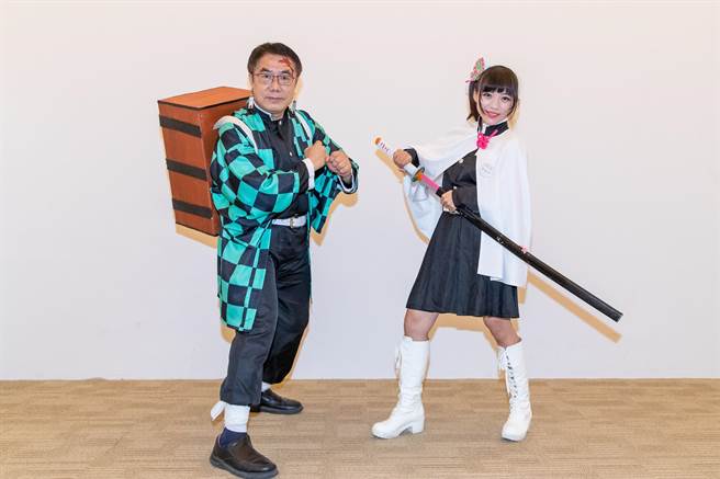 臺南市长黄伟哲（左）继挑战鬼灭之刃后，将于13日在南美馆午夜专场挑战新造型Cosplay。（臺南市政府提供）