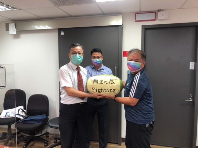 教育部学务司吴林辉司长致赠西瓜-勉励同学有如西瓜子,成长茁壮。(照片/蓝天家园提供)