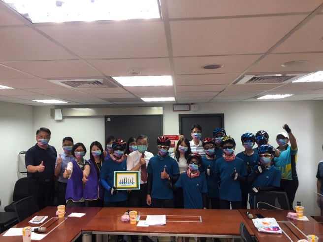 教育部学务司吴林辉司长接见同学，加油打气。(照片/蓝天家园提供)



