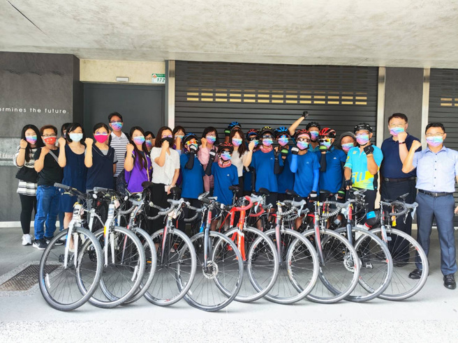 师长与学子单车大合照。(图/蓝天家园提供)

