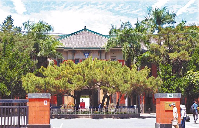 111學年度大學分發入學管道12日放榜，高雄市高雄中學與高雄女中成績相當亮眼，光是2校錄取國立台灣大學的學生就有180位。圖為雄中大門。（本報資料照）