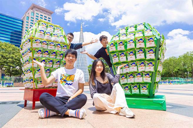 新北市观旅局中元普渡发挥创意，DIY乖乖天灯祈愿观光大发。（新北市观旅局提供）