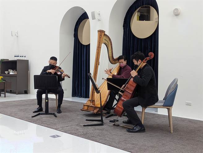 「2022台湾音乐节」宣传记者会今(12)日在沪尾艺文休閒园区3楼沪尾之星举行，会上「湾声乐团」也以竖琴、小提琴及大提琴演奏《不了情 》、《夜来香》以及《思慕的人 》等脍炙人口的曲目。(黄敬文摄)