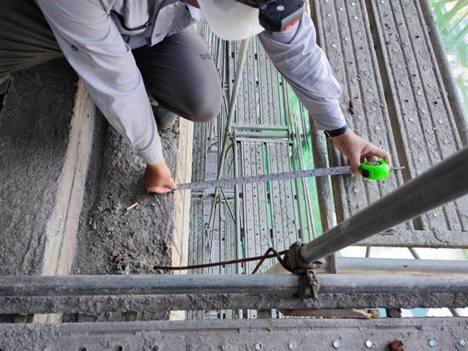 高市勞工局與職安署同步執行大型建案工安勞檢。（翻攝照片／高雄洪靖宜傳真）